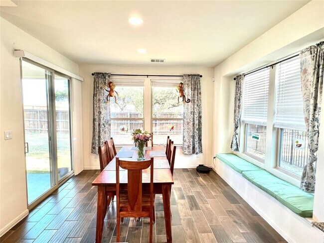 Building Photo - 1024 Almeria Bend
