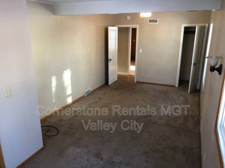 Building Photo - 424 6th Ave NE