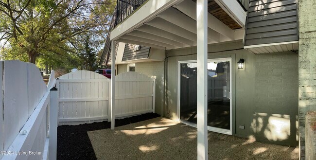 Building Photo - 1002 La Fontenay Ct