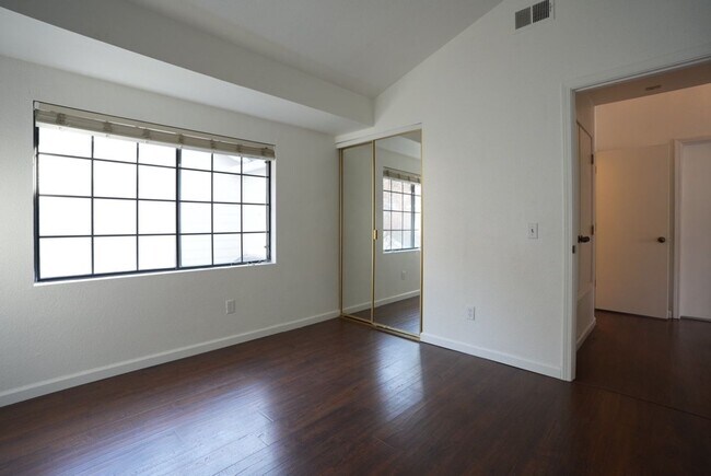 Building Photo - Charming Two Bedroom Napa Condo