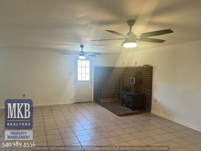 Building Photo - 4 Bedroom 2 Bath in Monterey Neighborhood