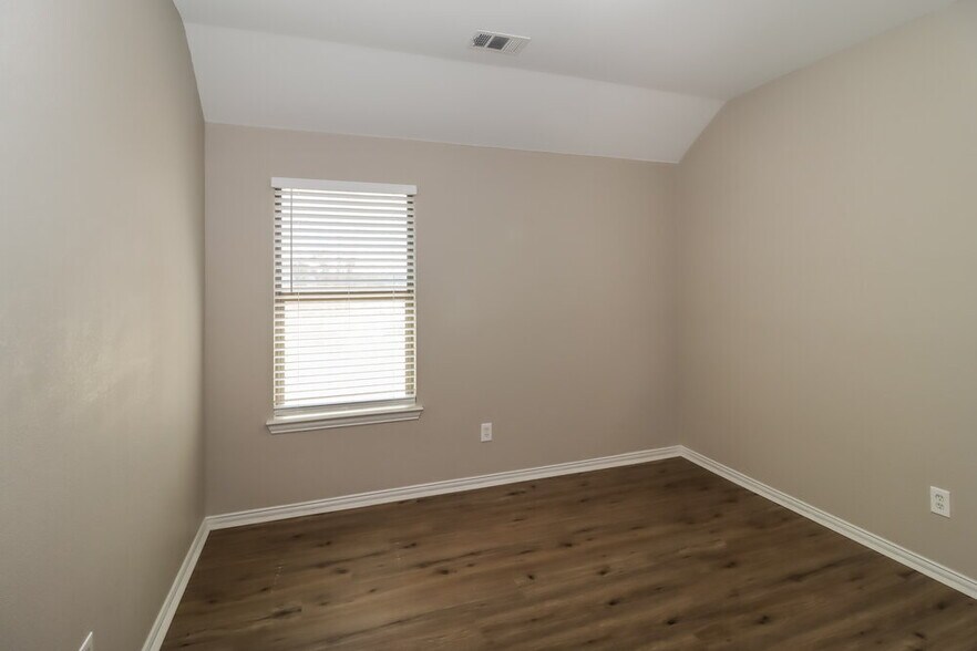 Building Photo - 1005 Red Cedar Way