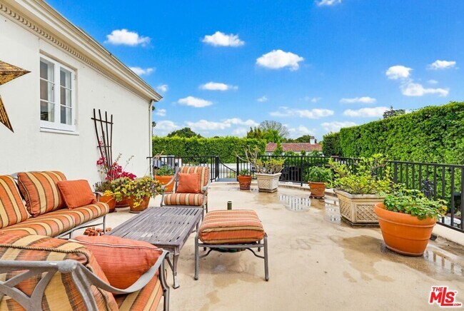 Building Photo - 516 S Rimpau Blvd