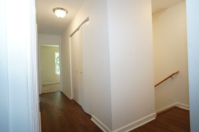 Building Photo - 4 Bed/2 1/2 Bath Bus Line Reserved Parking