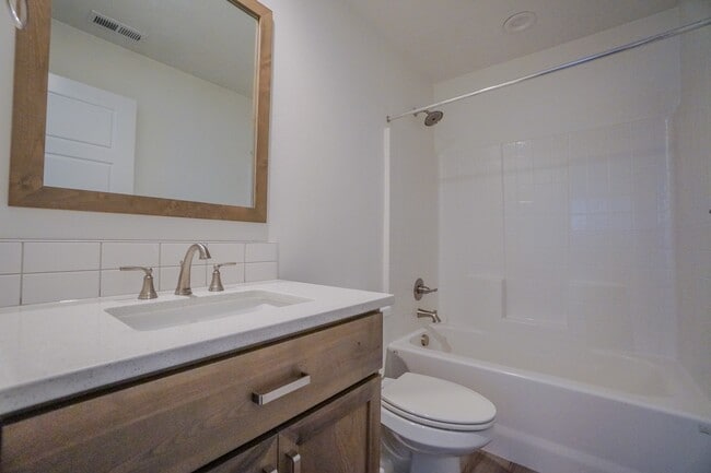 Building Photo - 5967 W Daphne Dr