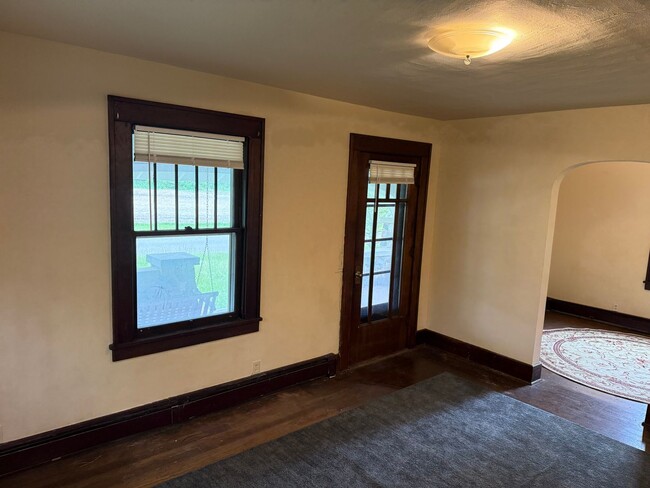 Building Photo - 4 Bedroom Home