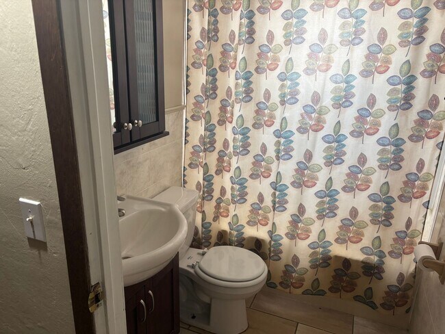 Building Photo - Beautiful 3 bedroom 2 bathroom