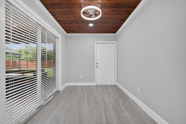 Building Photo - 825 SE Starflower Ave