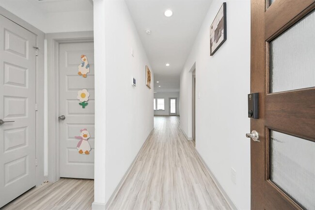 Building Photo - 7007 Fleetwood Crescent Wy