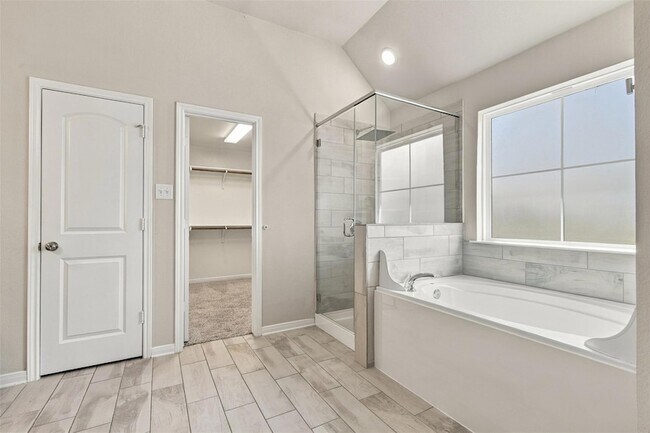 Building Photo - 808 Fallbrook Dr