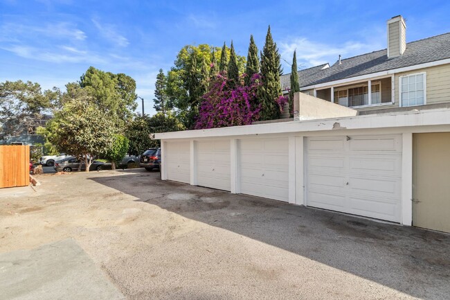 Building Photo - Stylish & Fully Renovated 2-Bedroom Home i...