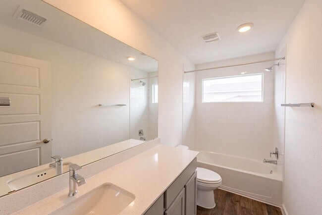 Building Photo - Modern 4 bedroom, 3 bathroom home in Canta...