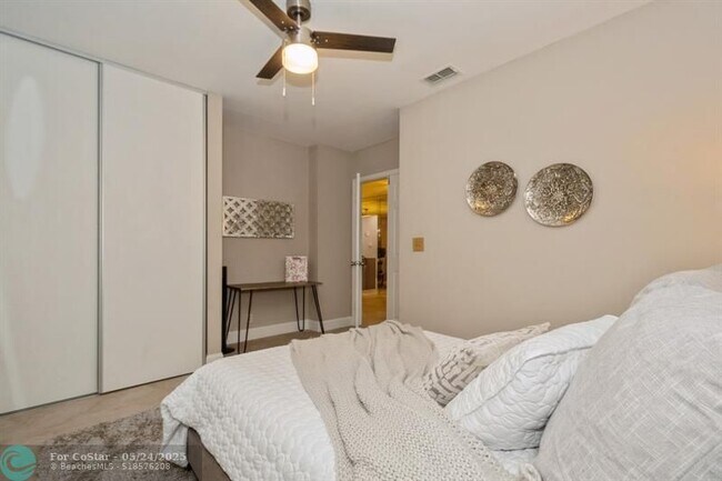 Building Photo - 4485 Carambola Cir N