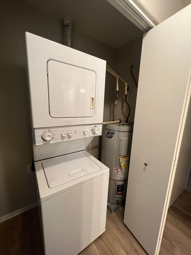 Building Photo - BIGGER and BETTER ONE BEDROOM in Hazelwood - Available June 1st - REMAINDER of JUNE RENT FREE - C...