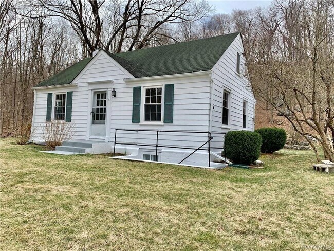 Building Photo - 336 Armonk Rd