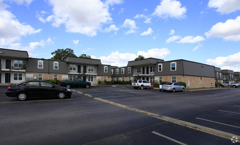 Cambridge Village Apartments - Cambridge Village