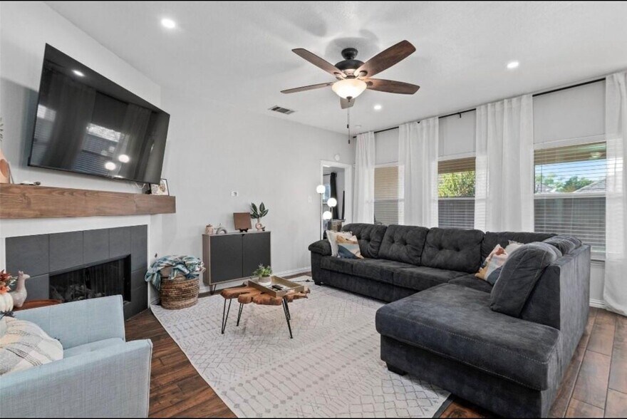 Living / Family Room with fireplace - 2109 Castle Creek Dr