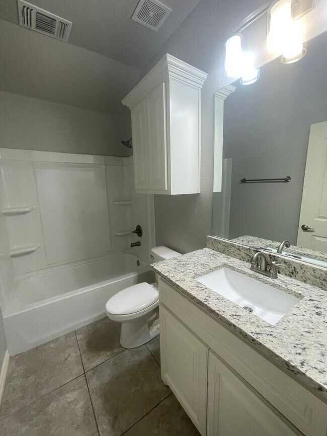 Building Photo - Beautiful Family Home – Perfect for Gatherings!