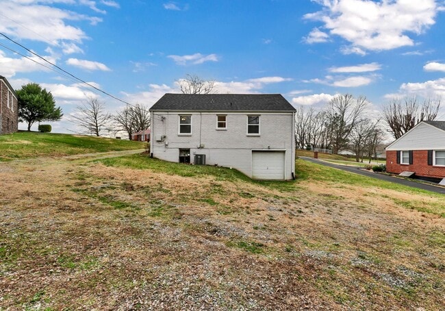 Building Photo - Conveniently Located off Memorial Dr! Lovely 2 Bed 1 Bath Home!