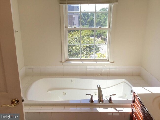 Building Photo - 724 Vestal St