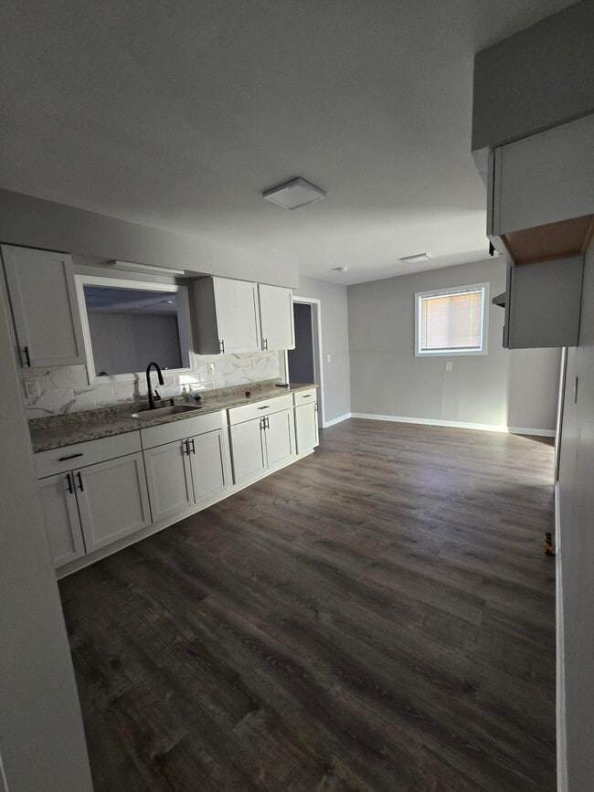 Building Photo - 14463 Leonard Ave