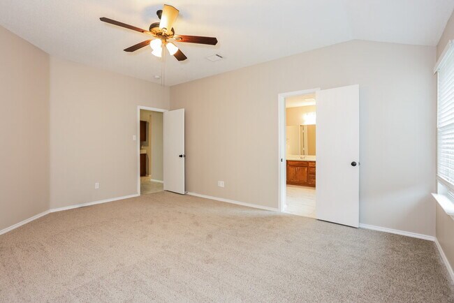 Building Photo - 720 Duke Dr