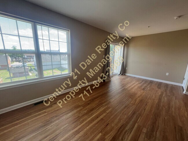 Building Photo - 210 Royal Dr