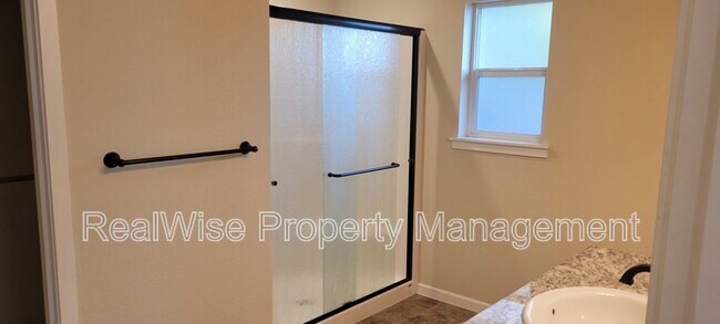 Building Photo - 108 SW Little Meadow Ln