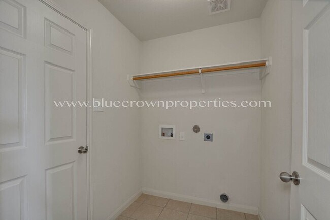 Building Photo - 2221 Meadow Dr