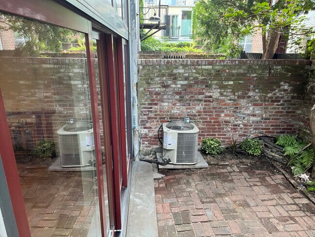 Patio - 2045 Waverly St