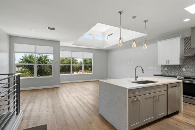 Building Photo - 1214 W 5th St