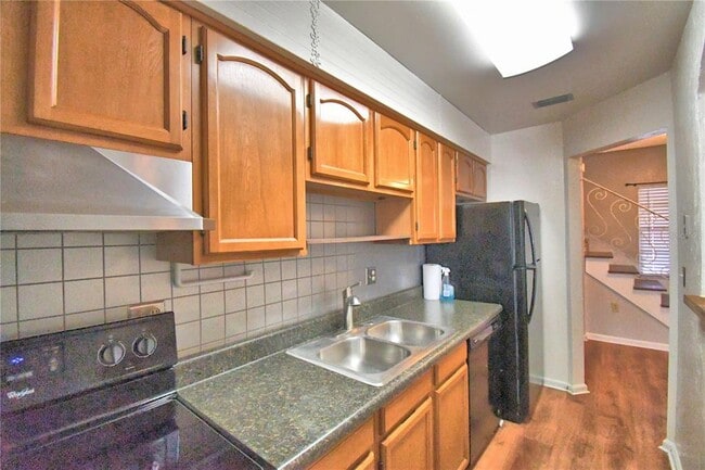 Building Photo - 751 Rebecca St