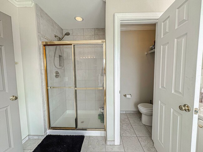 Building Photo - Fantastic 4 Bed 2.5 Bath Single Family Hom...