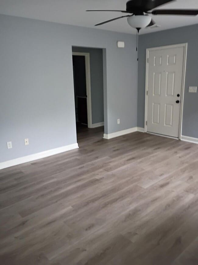 Building Photo - Beautiful Three Bedroom, Two Bathroom Sing...