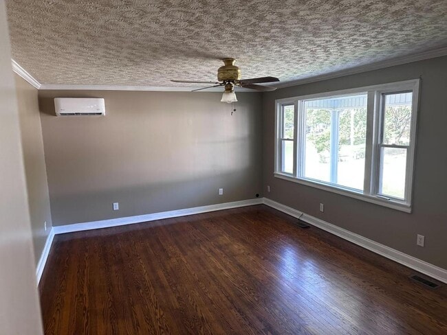 Building Photo - 1207 E Lakeview Dr