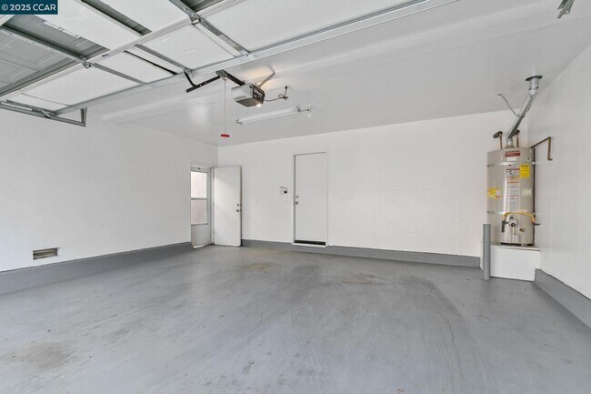 Building Photo - 3200 Puffin Cir