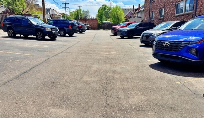 Building Photo - Fully Remodeled Sunny & Quiet Top Floor St...