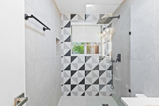 Building Photo - Resort-Style 1-Bedroom Apartment in Prime ...