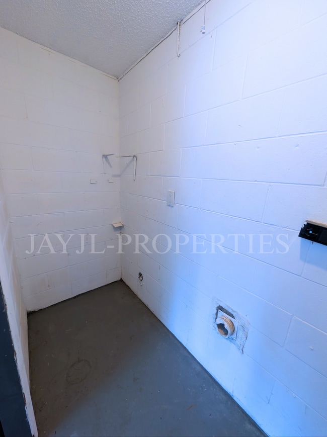 Building Photo - 1997 Bonneville Dr