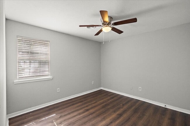 Building Photo - Adorable 3 bed 2 bath Townhome