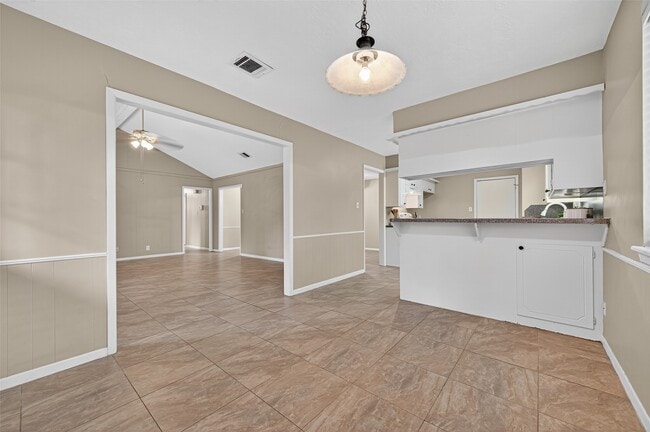 Building Photo - 23919 Farm Hill Dr