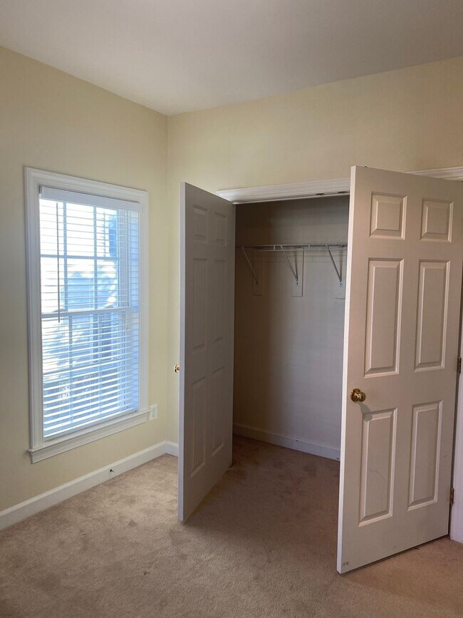 Building Photo - 3 Bedroom Townhome in Sterling, with a large complete loft on top floor