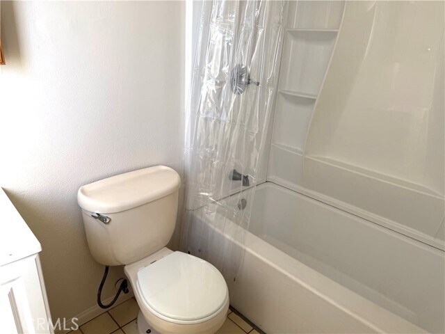 Building Photo - 814 E Erna Ave