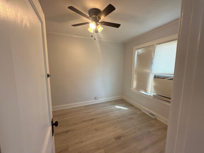 Building Photo - Available Now - Single Family House 5 Bedroom 2 Bath located in Roseland Area