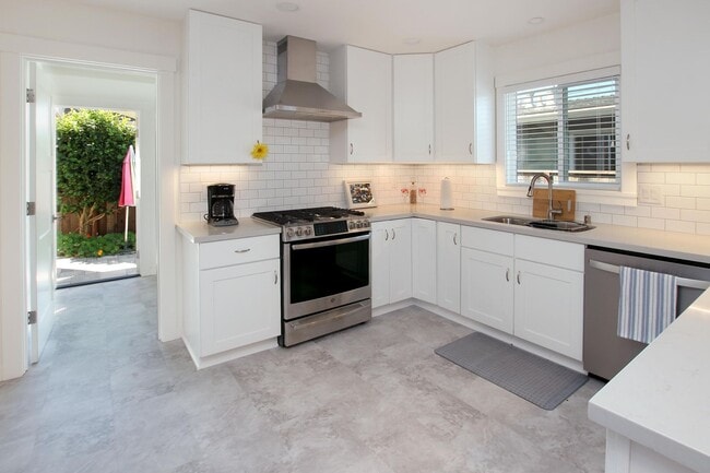 Building Photo - Charming Jewel Box Home Just Minutes from ...