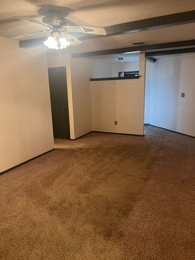 Building Photo - Large Canyon Home