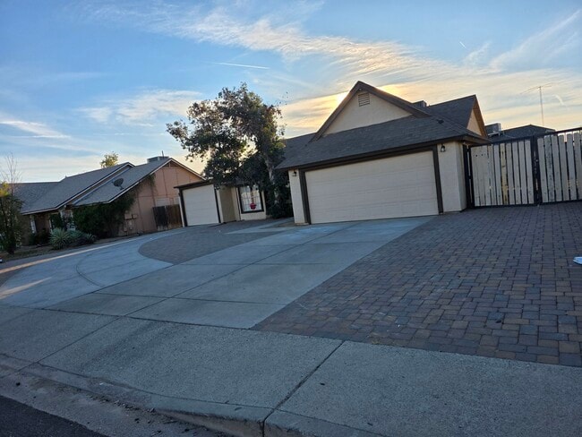 Building Photo - House 103rd ave