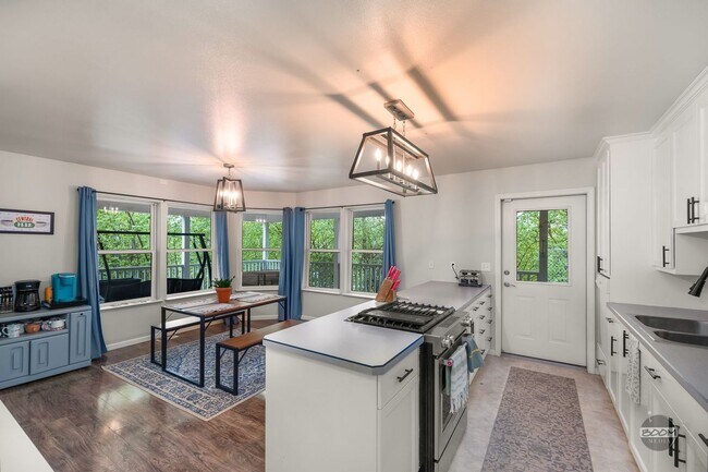 Building Photo - Charming Palmer Home!
