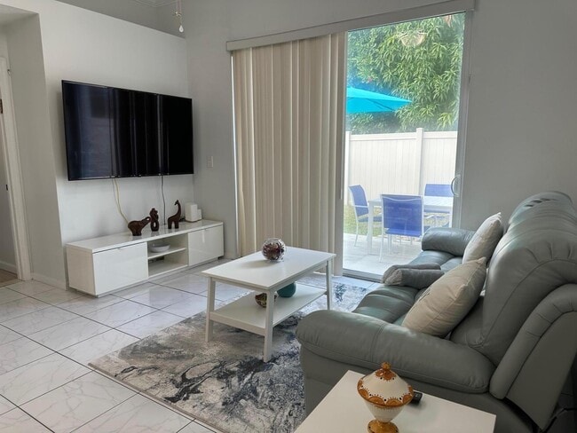 Building Photo - 717 Lake Wellington Dr