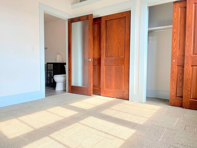 Building Photo - Beautiful 2 Bed/2 Bath Condo for Rent in D...